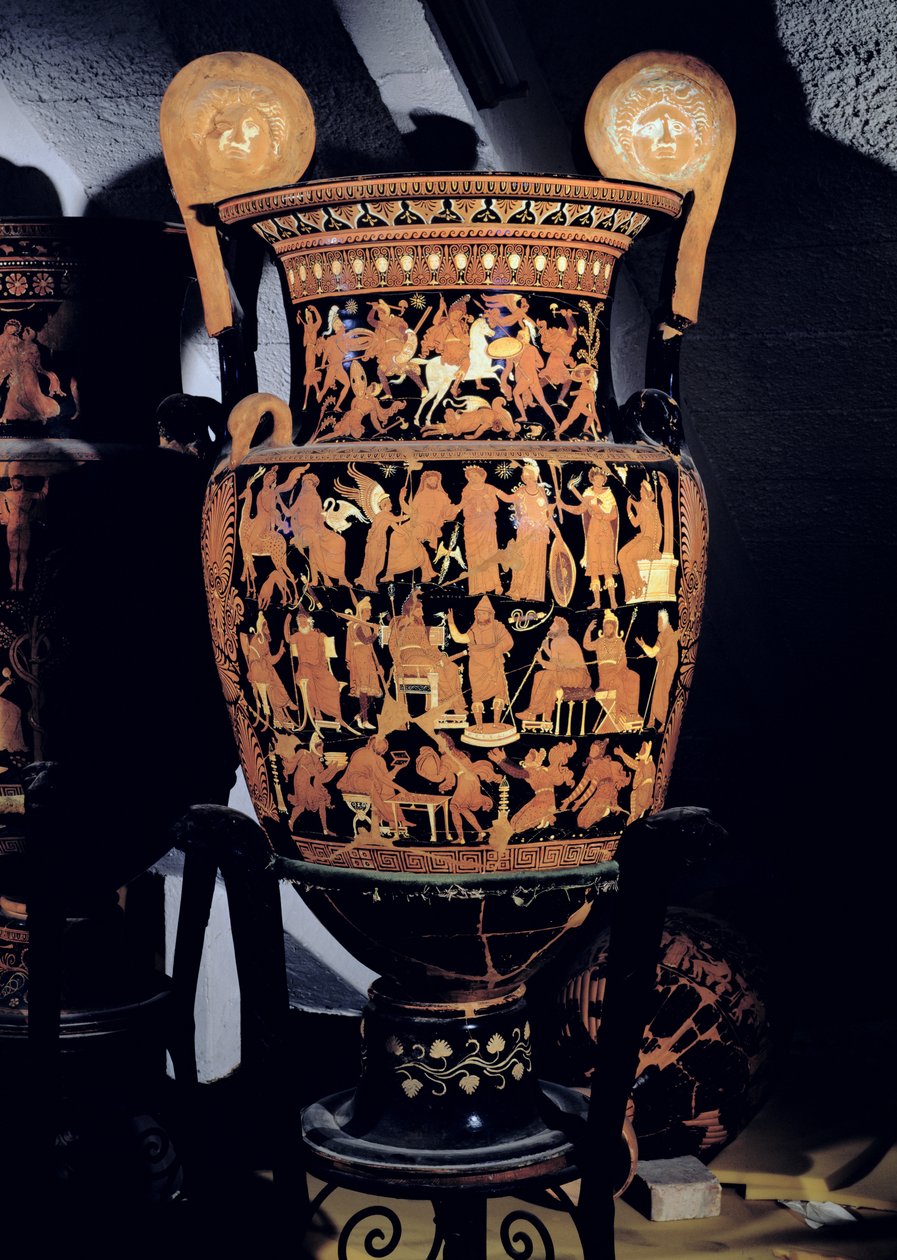 Apulijski wolutowy krater z czerwoną figurą, ozdobiony scenami przedstawiającymi perskiego króla i jego doradców słuchających posłańca, personifikację Grecji i Azji przed Zeusem oraz poddanych cesarza przed autorstwa Darius Painter