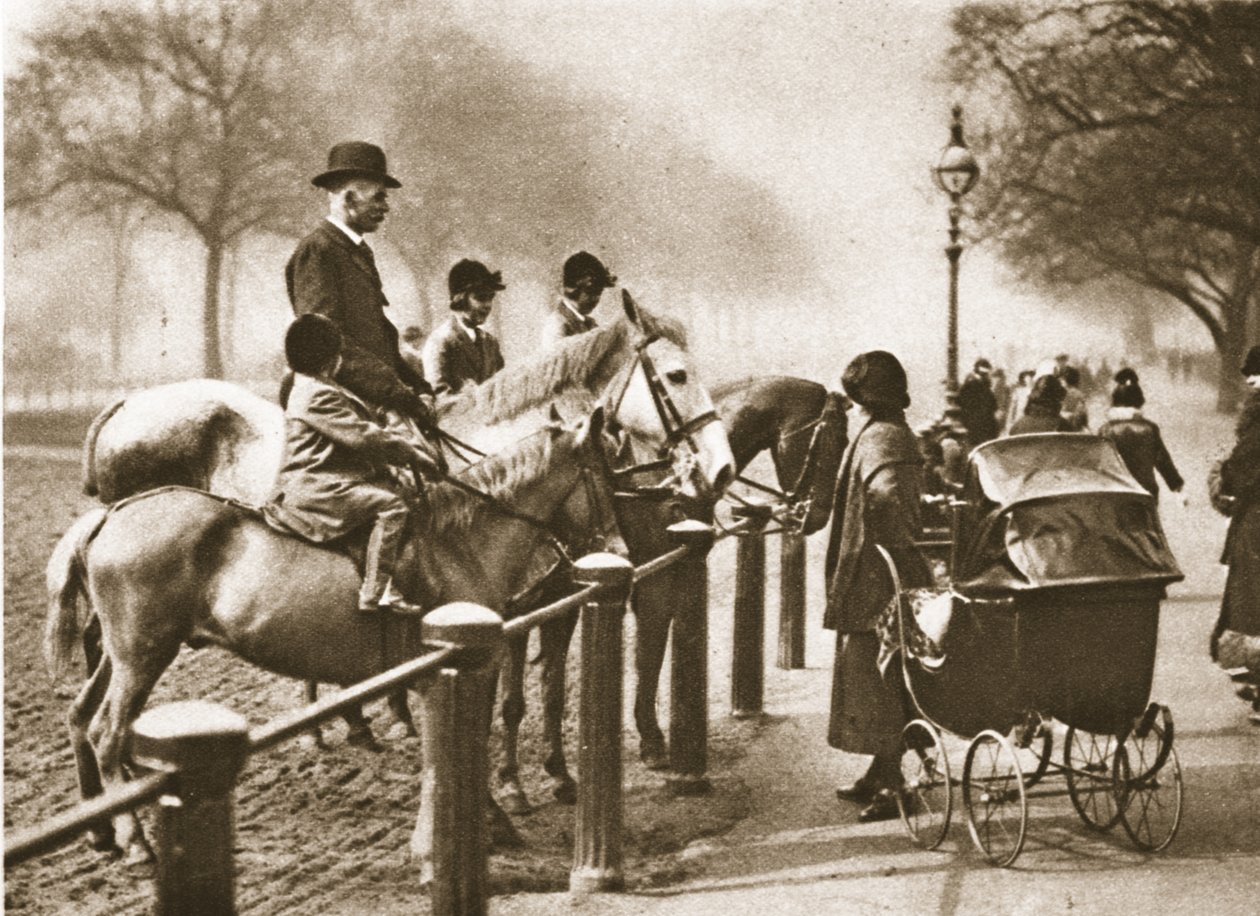 Lekcja jazdy konnej w Rotten Row, z Cudownego Londynu, opublikowana w latach 1926-27 (fotograwiura) autorstwa English Photographer
