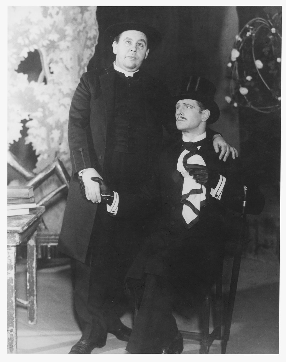 Charles Laughton jako Canon Ornat i Roger Livesey jako John Worthing w filmie "Ważność bycia poważnym" Oscara Wilde