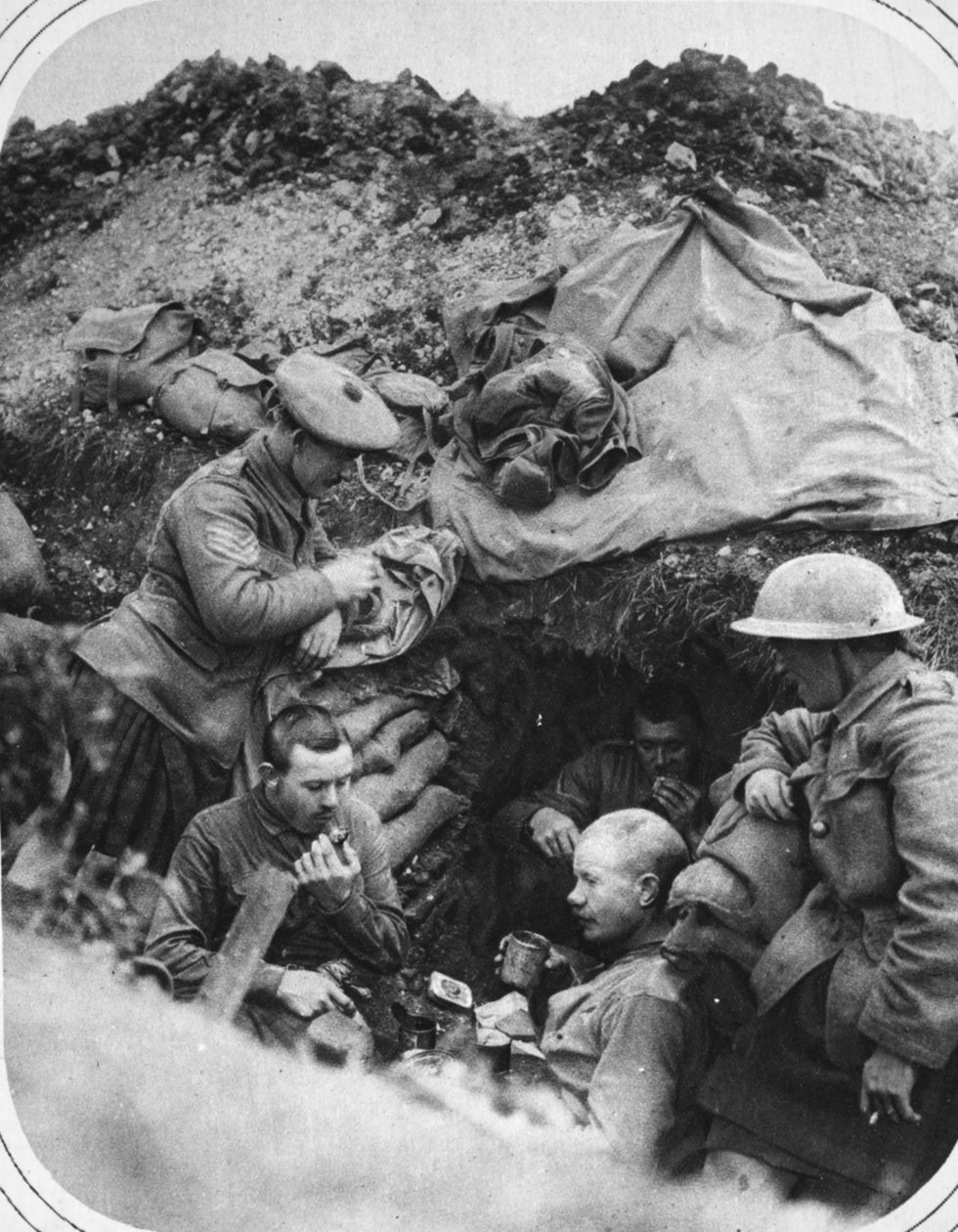 Kolacja w okopach: Wesołe przyjęcie w ziemiance podczas brytyjskiego natarcia, ilustracja z The Illustrated War News, 6 września 1916 autorstwa English Photographer