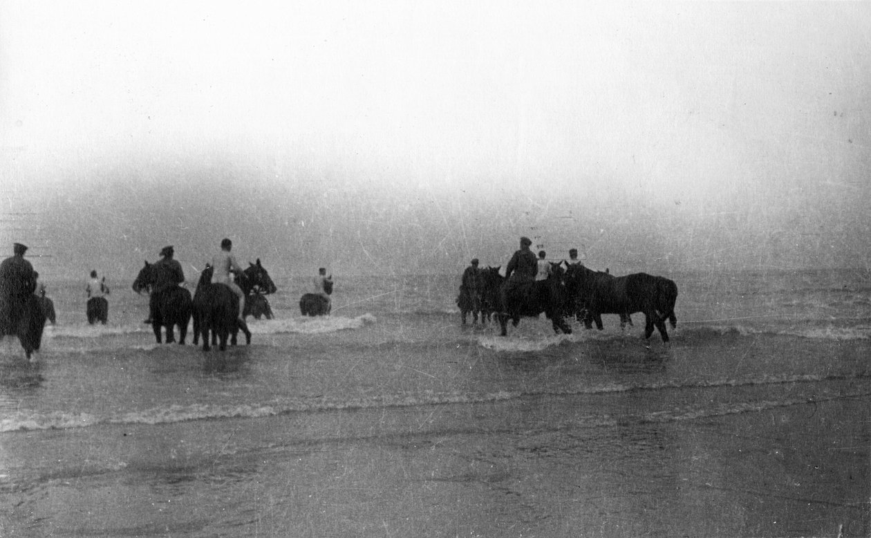Żołnierze zabierający konie na kąpiel u wybrzeży Normandii, sierpień 1916 r. autorstwa English Photographer