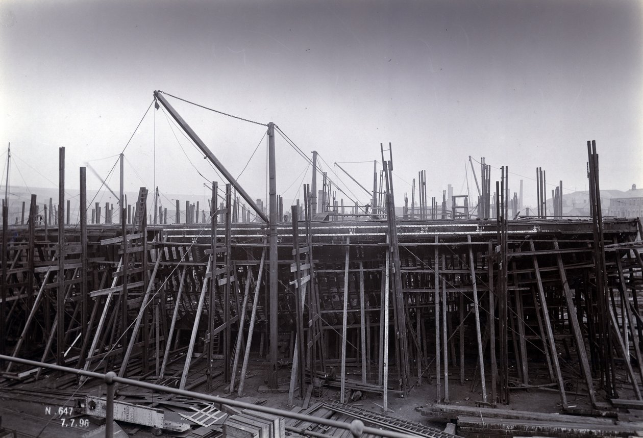 Lodołamaczy pociąg promowy parowiec SS Baikal w ramie podczas budowy przez Sir W.G. Armstronga Mitchella and Co. Ltd. w stoczni Low Walker, Newcastle upon Tyne w 1896 r., stocznia nr 647 autorstwa English Photographer