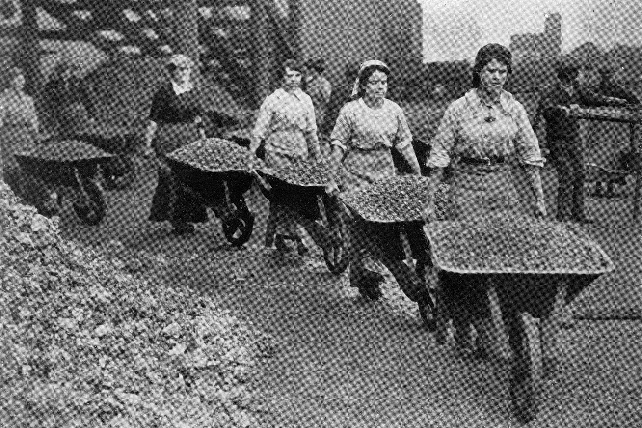 Kobiety niosące colę w gazowni, fotografie Biura Wojny, 1916 (bw photo) autorstwa English Photographer