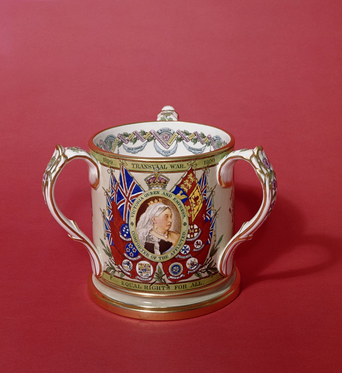 Spode kubek z trzema uchwytami upamiętniający wojnę transwalską, 1899-1900 (ceramika) autorstwa English School