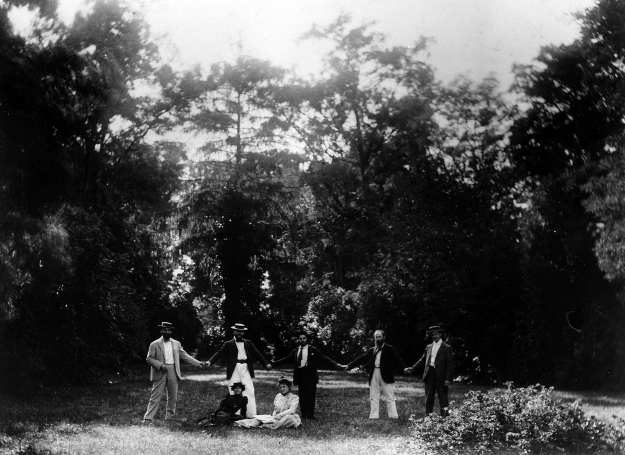 Grupa przyjaciół trzymająca się za ręce w ogrodzie Le Relais, domu rodziny Natansonów w Villeneuve-sur-Yonne, ok. 1930 r. 1899 autorstwa French Photographer