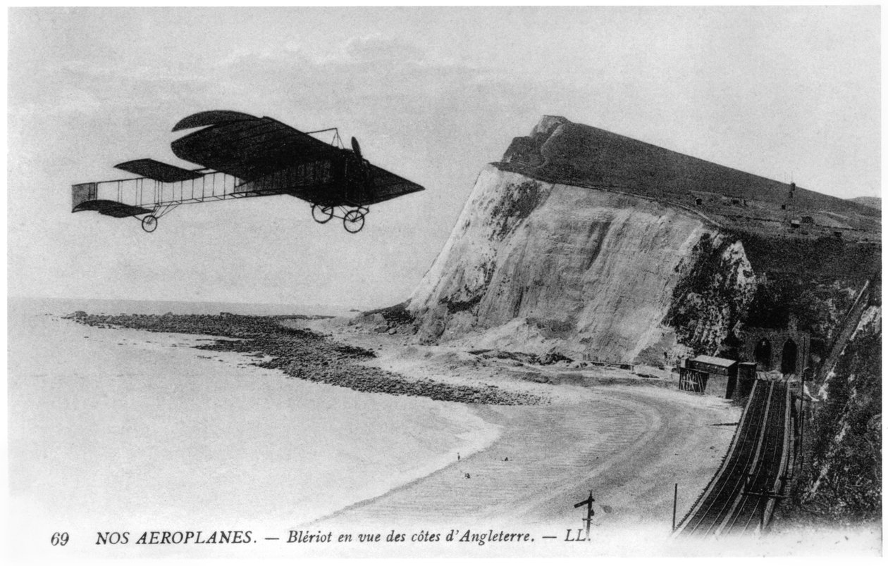Louis Bleriot (1872-1936) przelatując samolotem przez kanał La Manche, 25 lipca 1909 r. autorstwa French Photographer