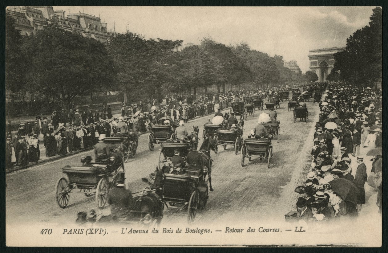 Pocztówka przedstawiająca powrót z wyścigów, Avenue du Bois de Boulogne, Paryż, ok. 1900 (fotolitho) autorstwa French Photographer