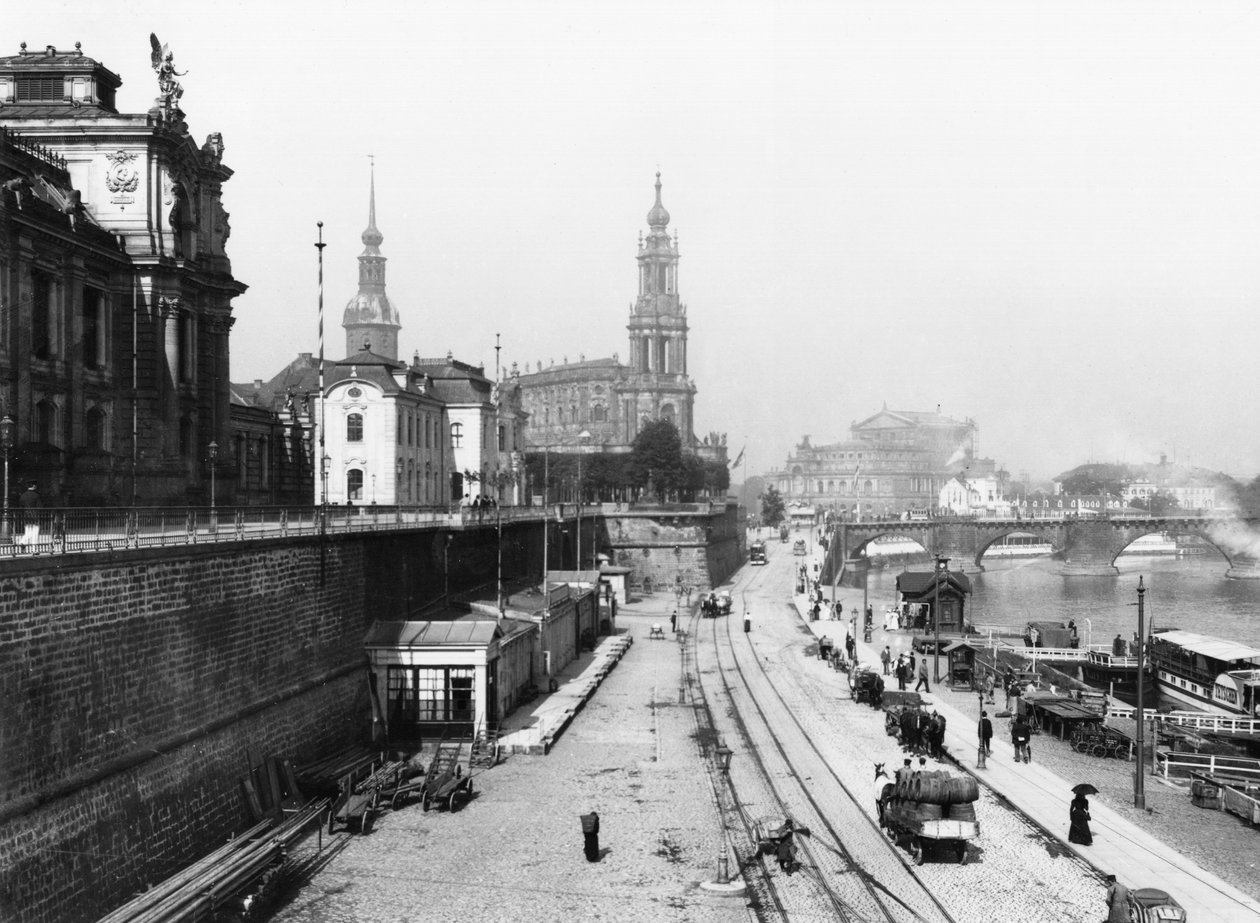 Widok Drezna z Bruehlsche Terrasse na Katholische Hofkirche, ok. 1910 autorstwa Jousset