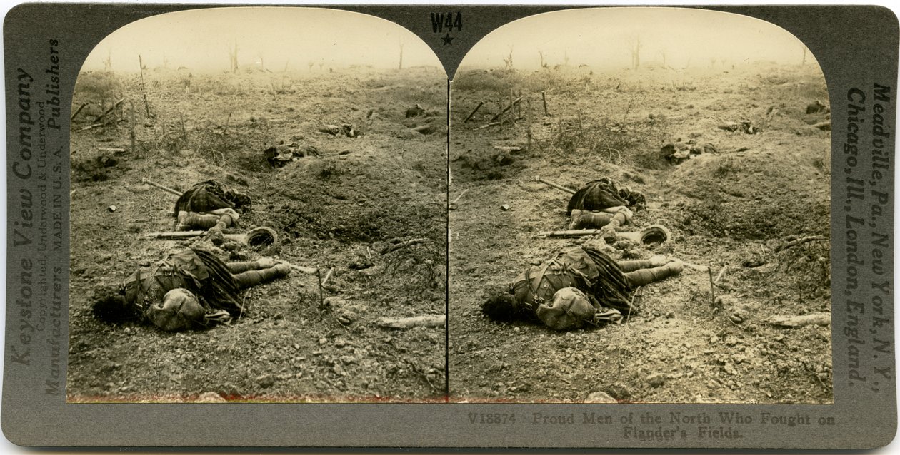 Pozioma karta stereofoniczna w sepii przedstawiająca otwarte pole z czterema martwymi szkockimi żołnierzami z rozrzuconymi gruzami. Stereograf Keystone numer V18874. autorstwa Keystone View Company