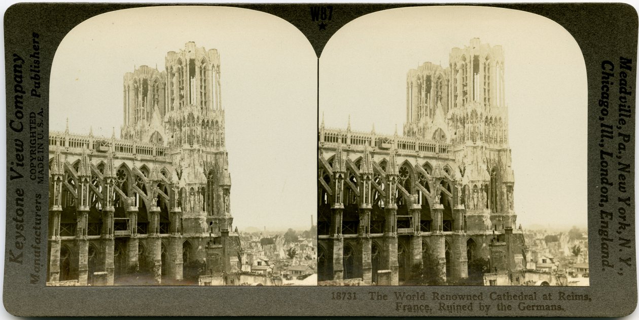 Słynna na całym świecie katedra w Reims we Francji, zrujnowana przez Niemców autorstwa Keystone View Company