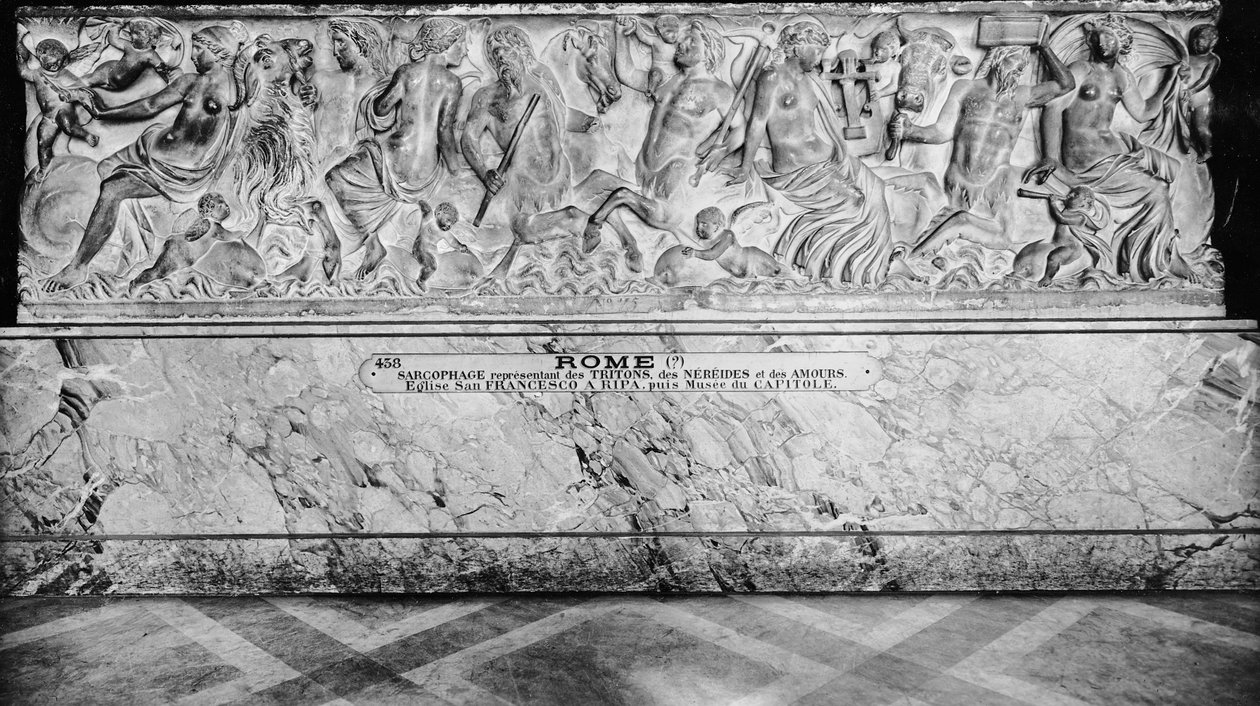Sarkofag ukazujący Trytony, Nereidy i Amours (marmur) autorstwa Roman