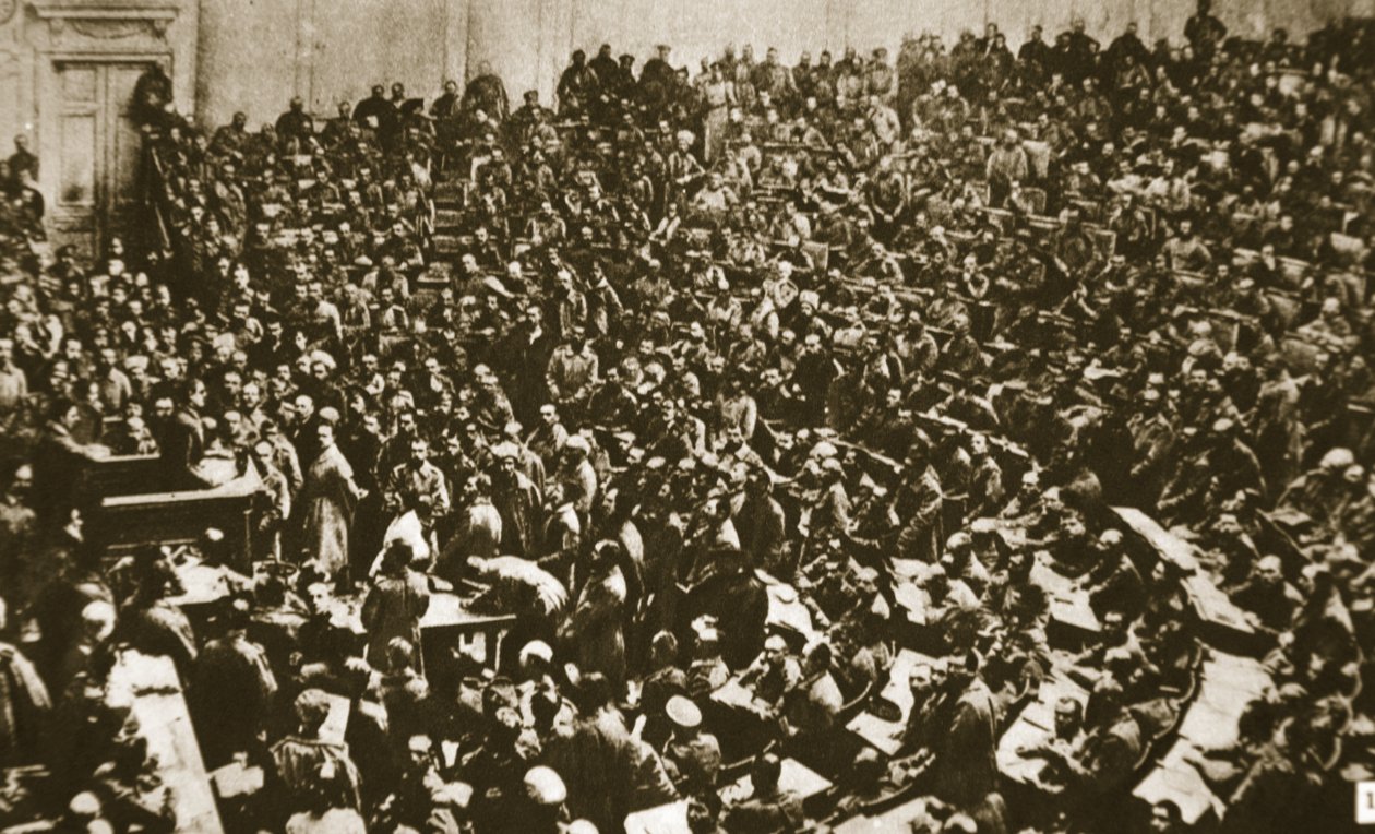 Robotnicy i żołnierze najeżdżają Dumę, 1917 (zdjęcie w sepii) autorstwa Russian Photographer