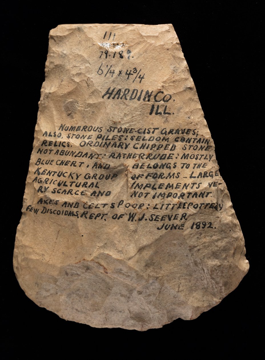 Ostrze do motyki typu Mississippian z kloszem, wykonane z chert Mill Creek. Ten artefakt został zebrany w hrabstwie Hardin w stanie Illinois autorstwa Unknown
