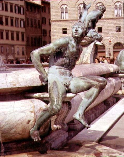Fontanna Neptuna, fragment postaci siedzącej autorstwa Giambologna