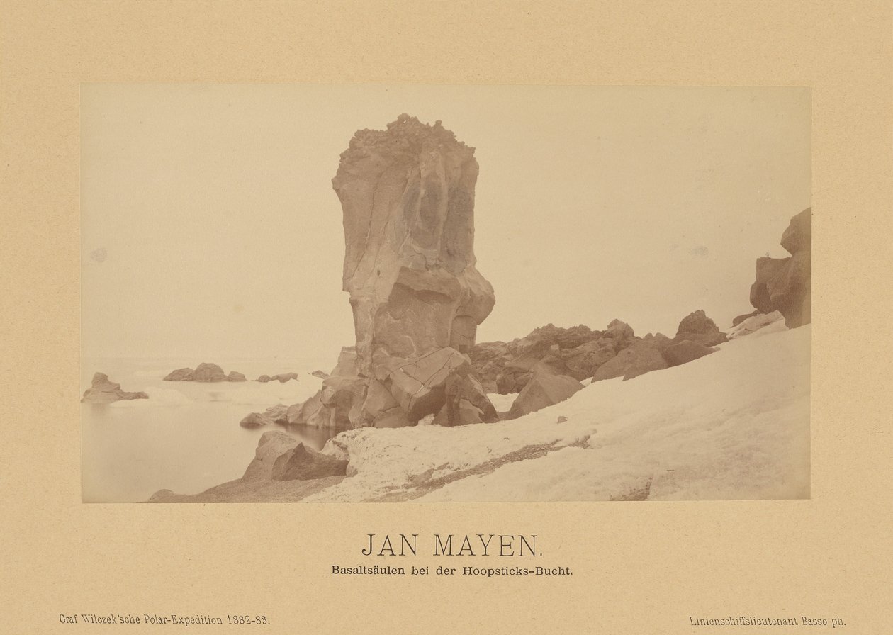 Jan Mayen, bazaltowe kolumny w zatoce Hoopsticks autorstwa (Linienschiffs Lieutenant) Richard Basso