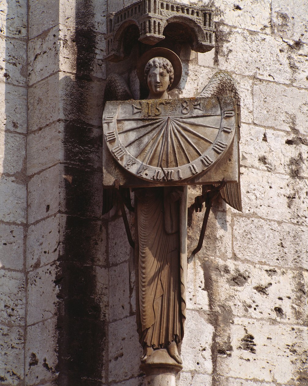 Sztuka gotycka: „”Reprezentacja anioła na tarczy” Rzeźba z XX w. po oryginale z XVI w. zachowana w krypcie, południowo-zachodni narożnik bazyliki Notre Dame de Chartres (Eure et Loir) (anioł z zegarem słonecznym) , katedra N autorstwa (after) French School