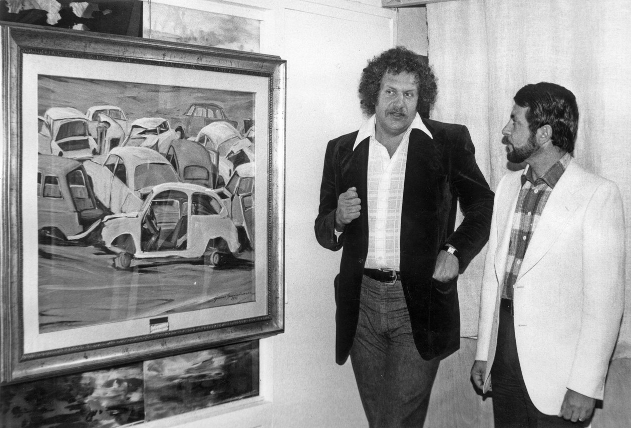 Death Shuman podziwiający jeden z płócien przedstawia Gianni Guadalaxara zatytułowany „Jardin DToday” w La Cite Berryer Rue Royale A Paris 26 czerwca 1974 autorstwa Unknown