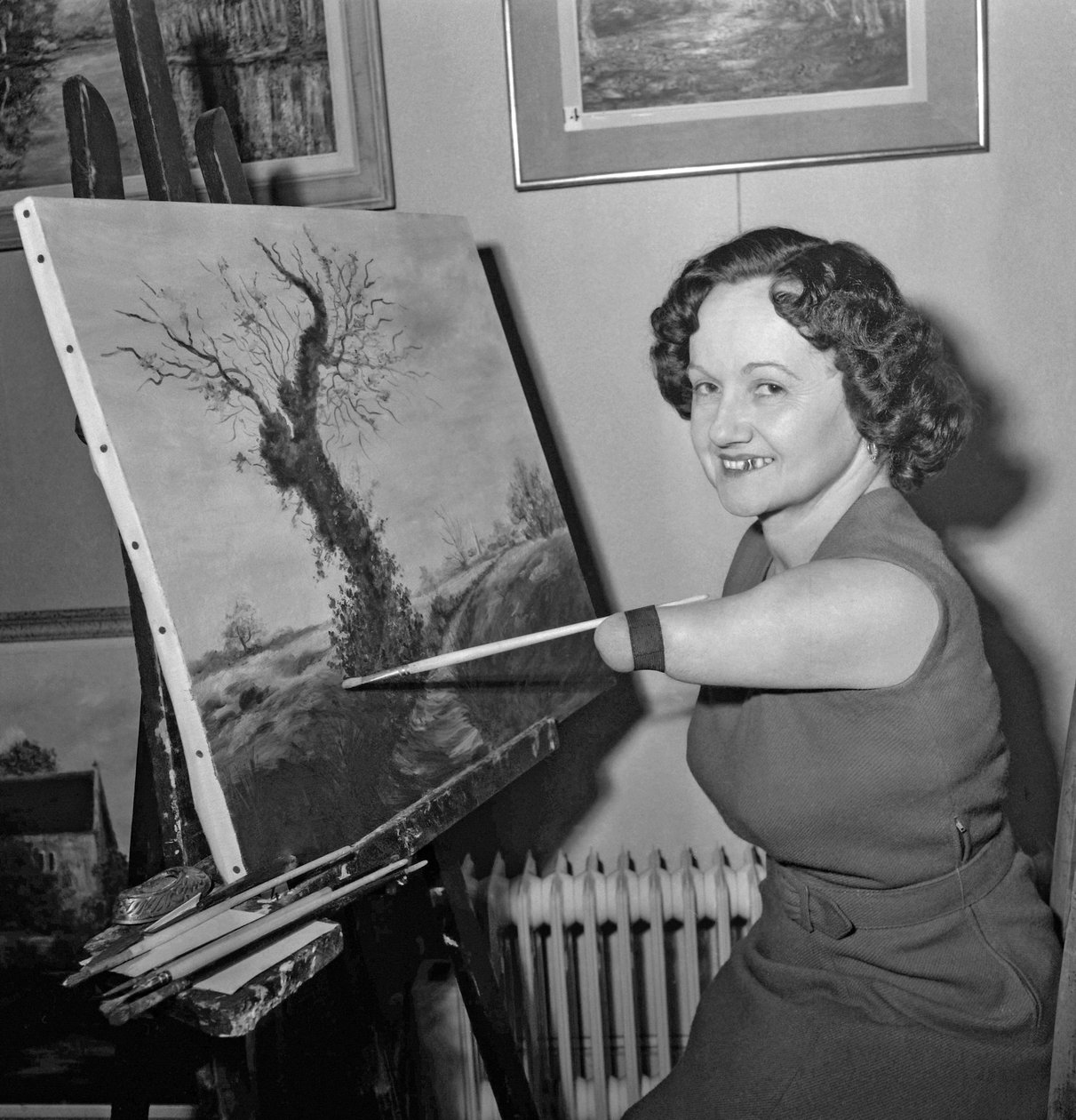 Denise Legrix, urodzona bez nóg i przedramienia) malująca płótno, Paryż, 21 listopada 1960 autorstwa Unknown