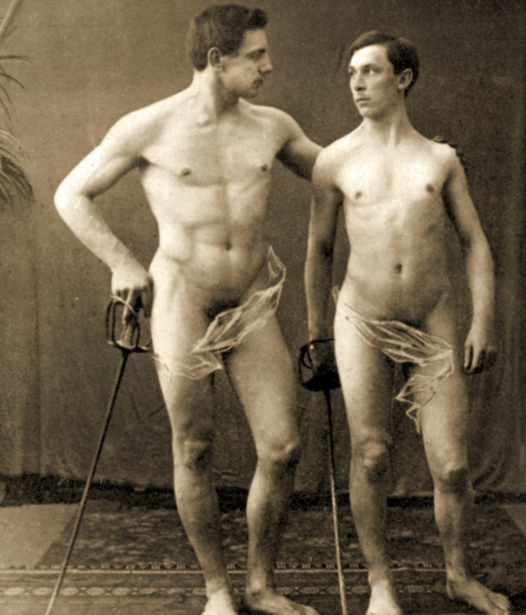 Pozujący szermierze, ok. 1910 (zdjęcie w sepii) autorstwa Unknown