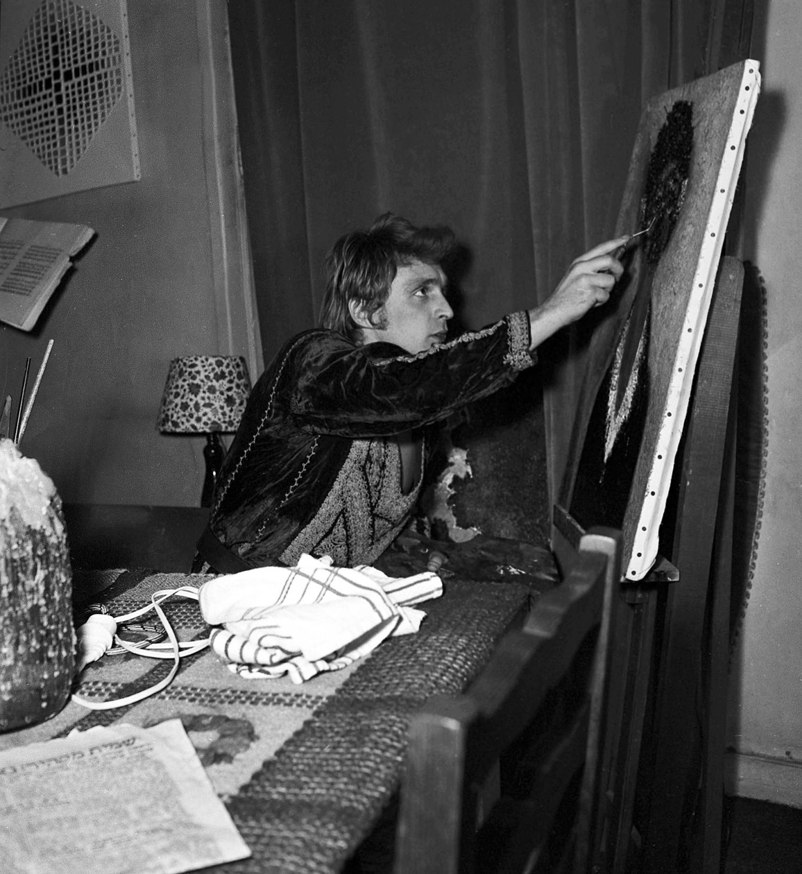 Francuski piosenkarz Christophe (Daniel Bevilacqua) maluje płótno w domu, 18 listopada 1969 autorstwa Unknown