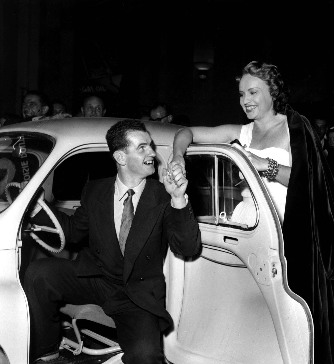 Ginette Leclerc Kobieca w filmie Olej napędowy Felicite Jean Brouat Dans La Renault 4 Cv podczas wieczoru w Salle Pleyel z okazji prezentacji filmu Olej gazowy 13 października, autorstwa Unknown