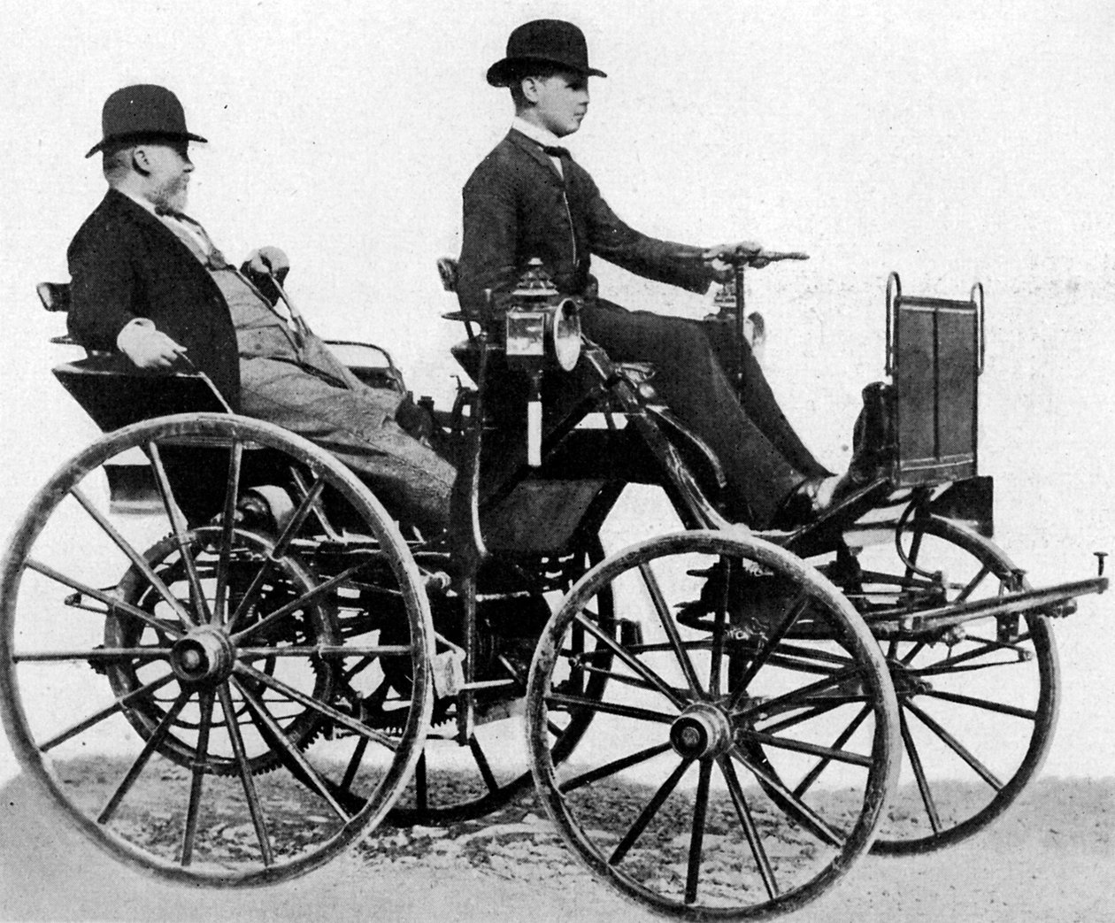 Gottlieb Daimler w swoim benzynowym samochodzie, 1886 autorstwa Unknown
