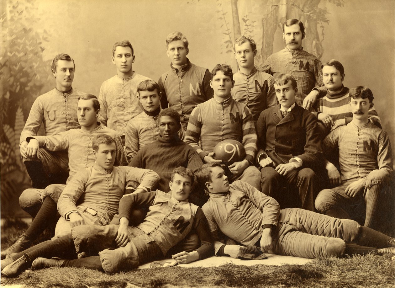 Portret grupy drużyny piłkarskiej Michigan Wolverines. 1890 autorstwa Unknown