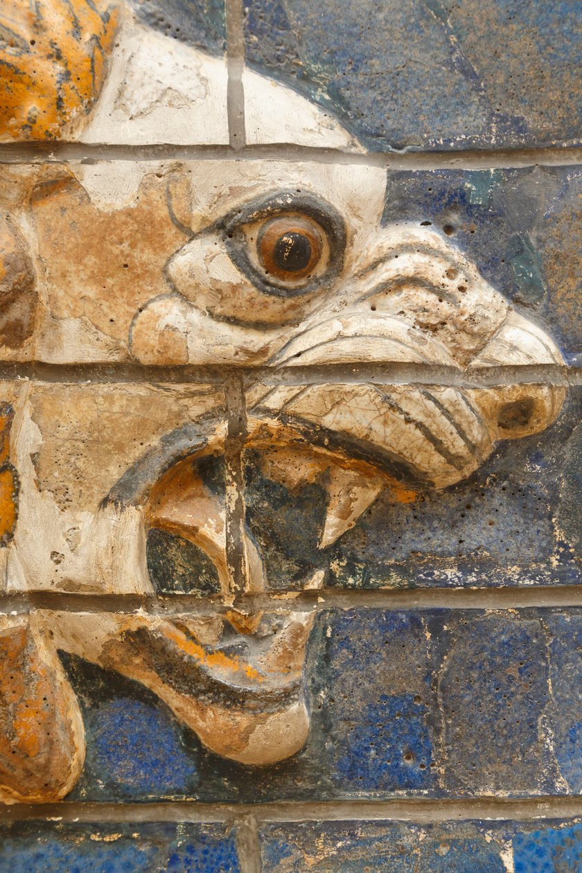Stambuł, Turcja. Muzeum Archeologiczne. Glazurowany ceglany lew w reliefie z ulicy procesji, Babilon, datowany na okres Nabuchodonozora II około 604-562 pne. autorstwa Unknown