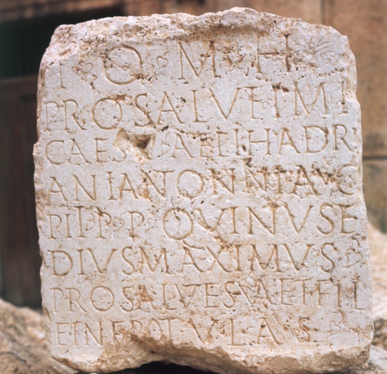 Liban, Baalbek, Wielki Dwór, kamień z inskrypcją poświęconą Hadrianowi, II wne autorstwa Unknown