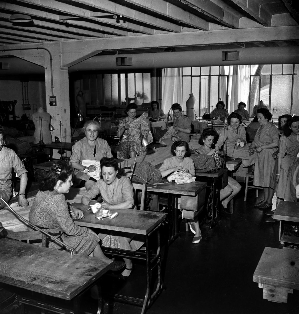 Robienie ubrań z płótna samolotowego, Paryż, C. 1947 autorstwa Unknown