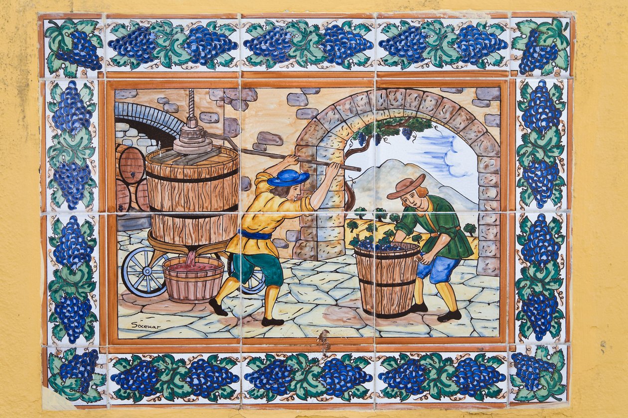 Nowoczesne hiszpańskie płytki ceramiczne w stylu XVII lub XVIII wieku przedstawiające pracowników obsługujących prasę do wina w piwnicy winnicy autorstwa Unknown