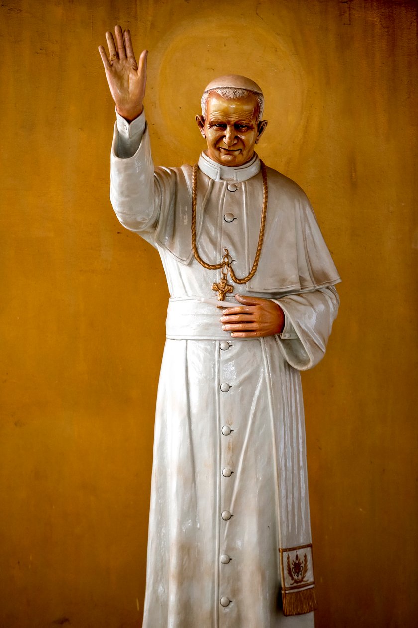 Posągi papieża Jana Pawła II w katolickim kościele parafialnym Zmartwychwstałego Chrystusa de Hedzranawoe, Lomé, Togo. autorstwa Unknown