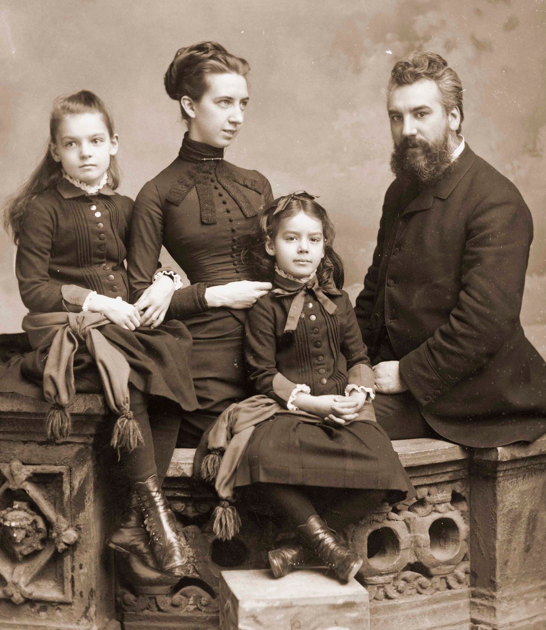 Portret Aleksandra Grahama Bella, jego żony Mabel Gardiner Hubbard oraz ich córek Elsie i Marian ok.1885rn autorstwa Unknown