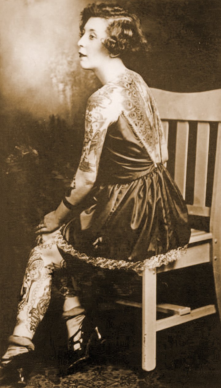 Portret wytatuowanej kobiety, ok. 1895 (zdjęcie w sepii) autorstwa Unknown