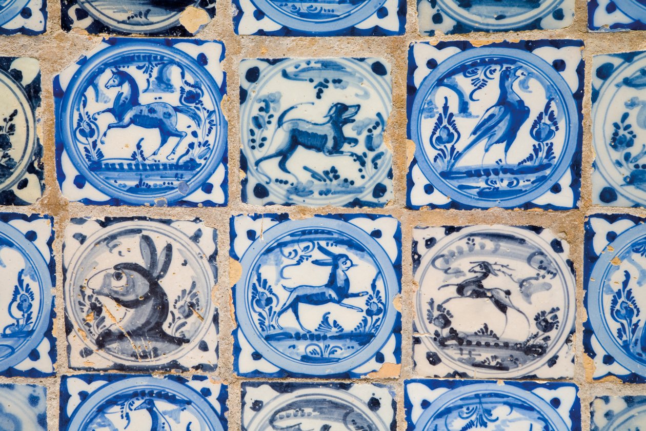 Real Alcazar, Płytki ceramiczne z figurkami zwierząt i ptaków, Sewilla, Hiszpania autorstwa Unknown