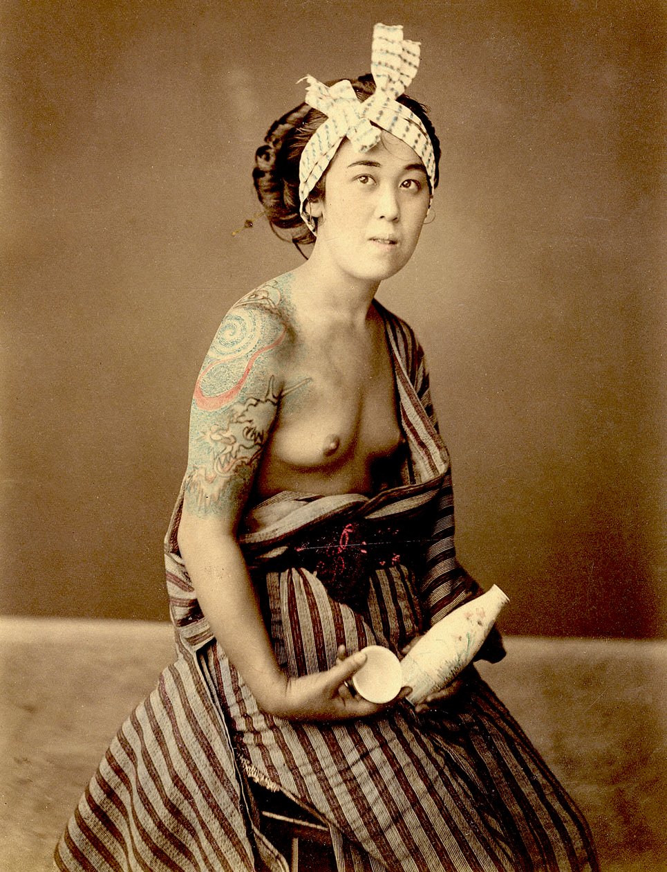 Wytatuowana Japonka, ok. 1890 r. (zdjęcie ręcznie kolorowane) autorstwa Unknown