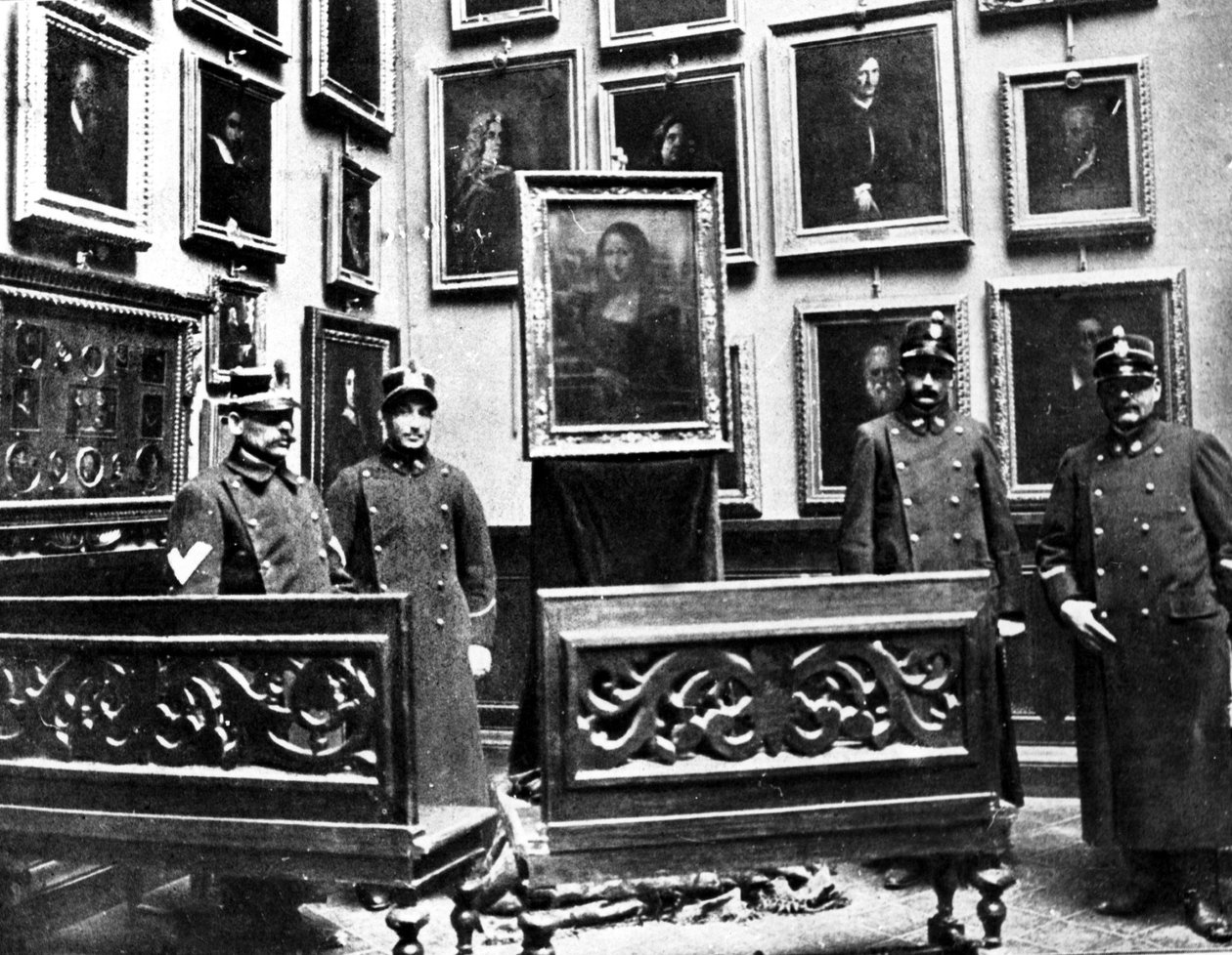 Mona Lisa ze strażnikami w muzeum Uffizi w Firenze, obraz został właśnie odnaleziony po kradzieży w muzeum Louvre przez włoskiego malarza Vincenzo Peruggia 21 sierpnia 1911 r. autorstwa Unknown