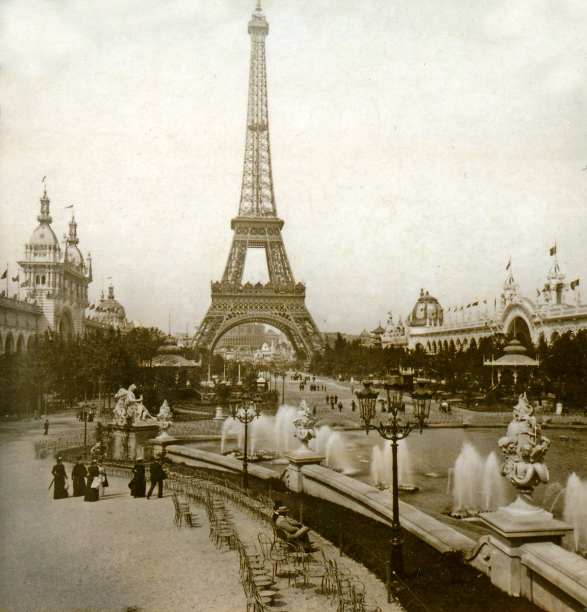 Widok na Wieżę Eiffla i Pola Marsowe z Chateau dEau, Paryż, Francja 1900 autorstwa Unknown