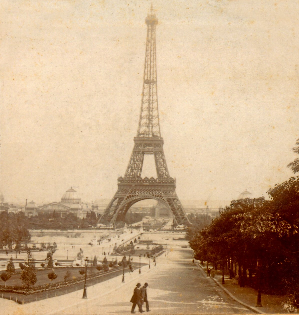 Widok na Wieżę Eiffla i Galerie des Machines z Jardins du Trocadérorn, Paryż, Francja 1889 autorstwa Unknown