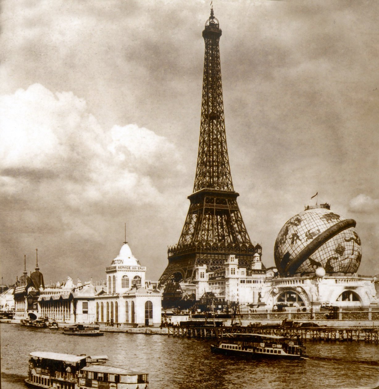 Widok na wystawę Universelle, Wieżę Eiffla i Grand Globe Céleste z Sekwany, Paryż, Francja 1900 autorstwa Unknown