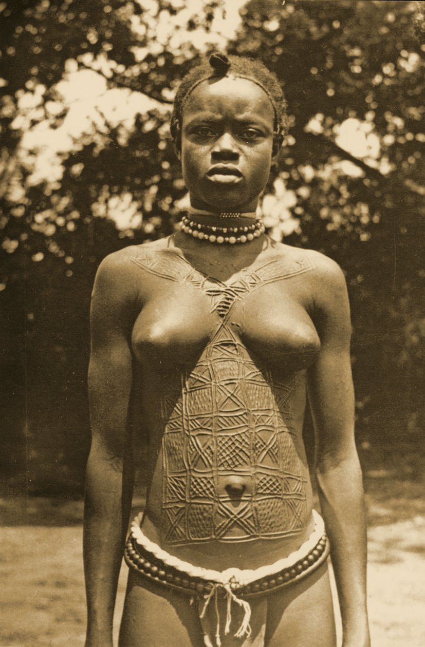 Kobieta z Gwinei z tradycyjną skaryfikacją, ok. 1905 r. autorstwa Unknown