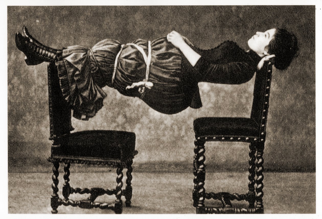 kobieta lewitująca, ok.1890 autorstwa Unknown