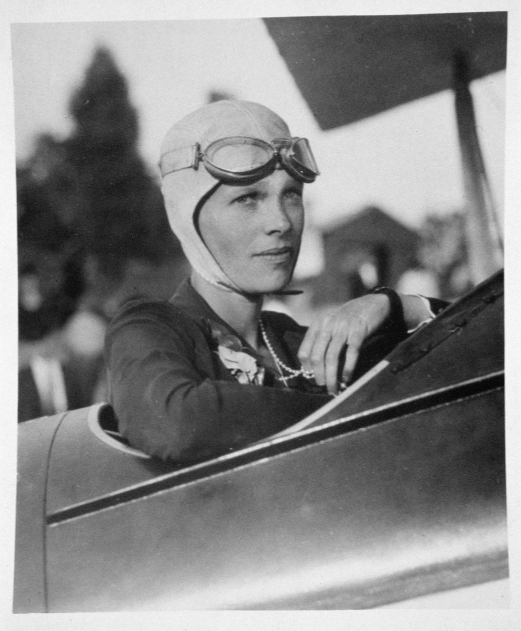 Amelia Earhart (1897-1937) w samolocie treningowym w Bostonie, 1926 autorstwa American Photographer