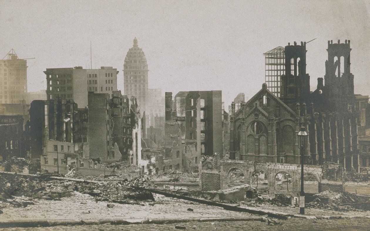Budynki w ruinach po trzęsieniu ziemi i pożarze w San Francisco, 1906 autorstwa American Photographer