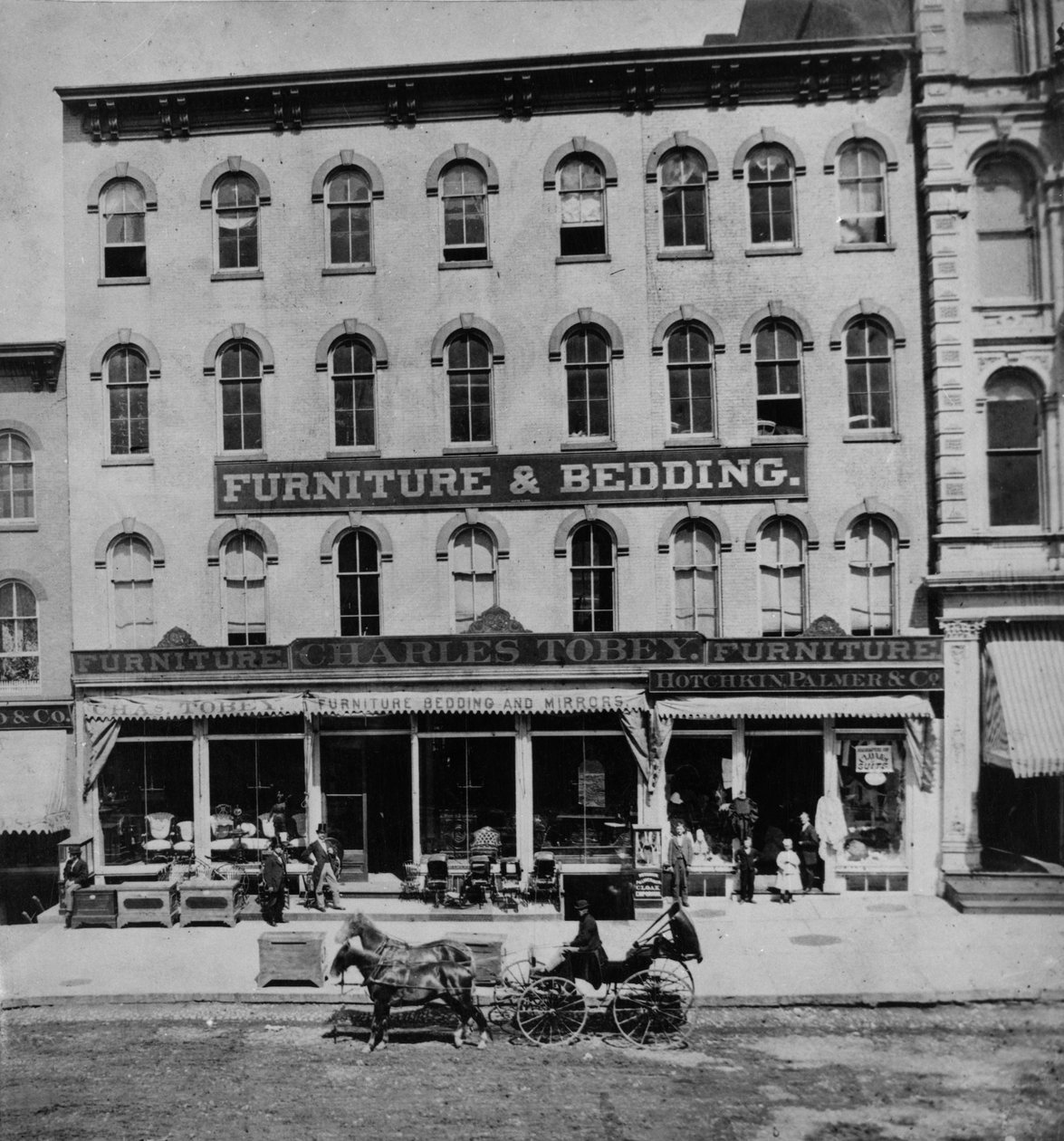Meble i pościel Charles Tobey przy 87-89-91 State Street, Chicago, c.1869 autorstwa American Photographer
