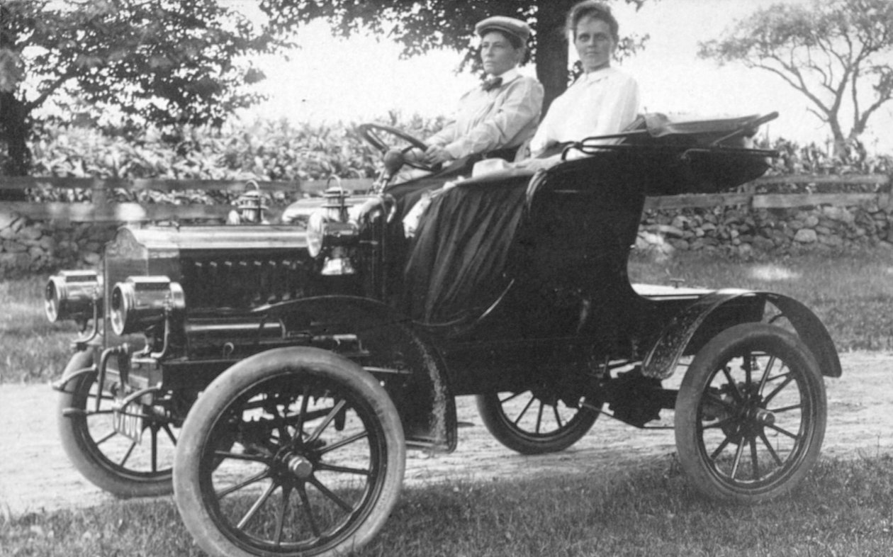 Frances Kellor i Mary Dreier siedzą we wczesnym samochodzie, ok. 1910 autorstwa American Photographer