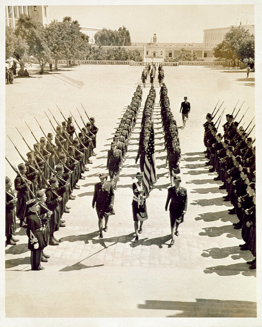 Członkowie Kobiecego Korpusu Armii na przeglądzie wojskowym, 1943 autorstwa American Photographer