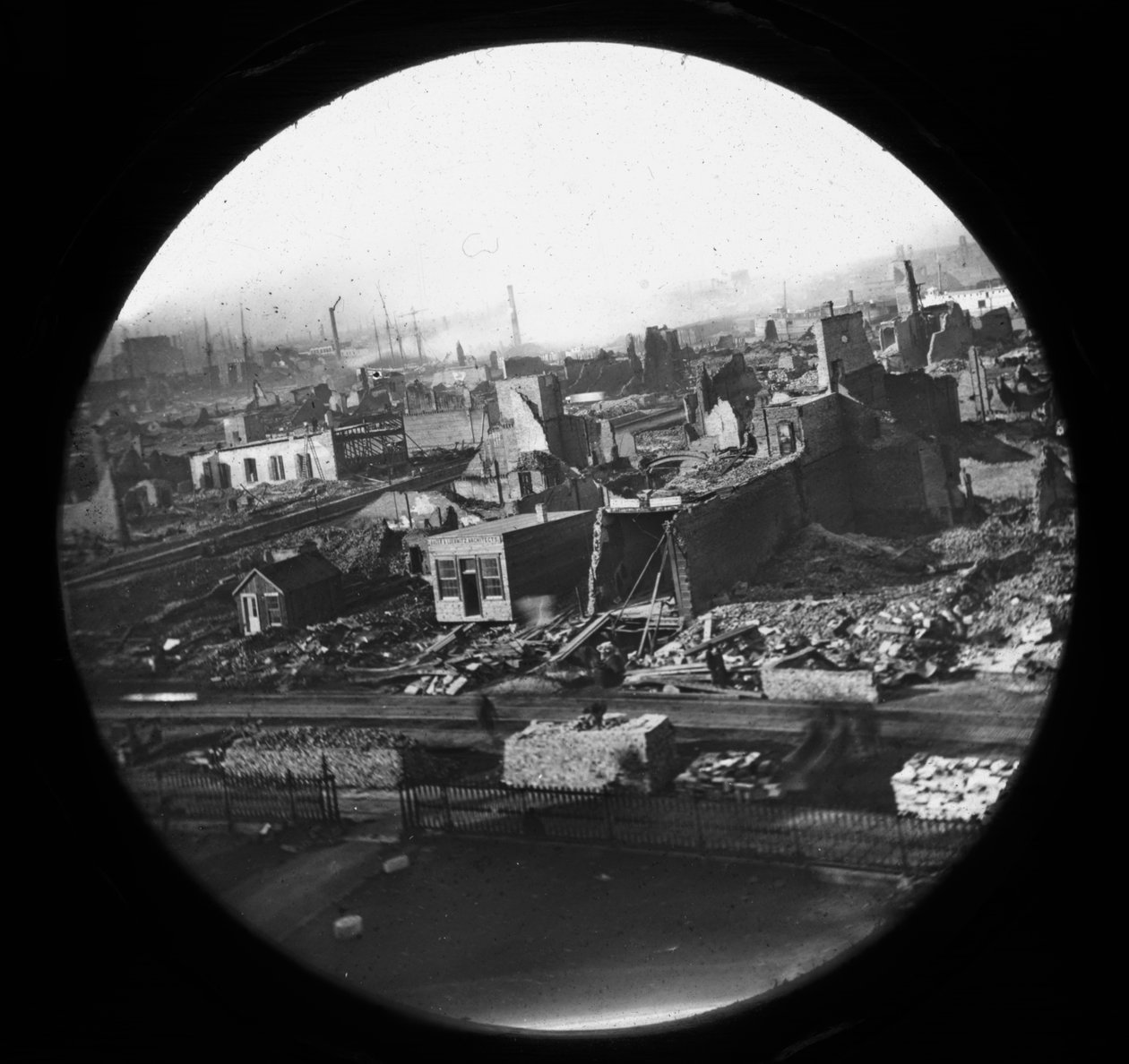 Widok na północny zachód z gmachu sądu po pożarze Chicago w 1871 r autorstwa American Photographer