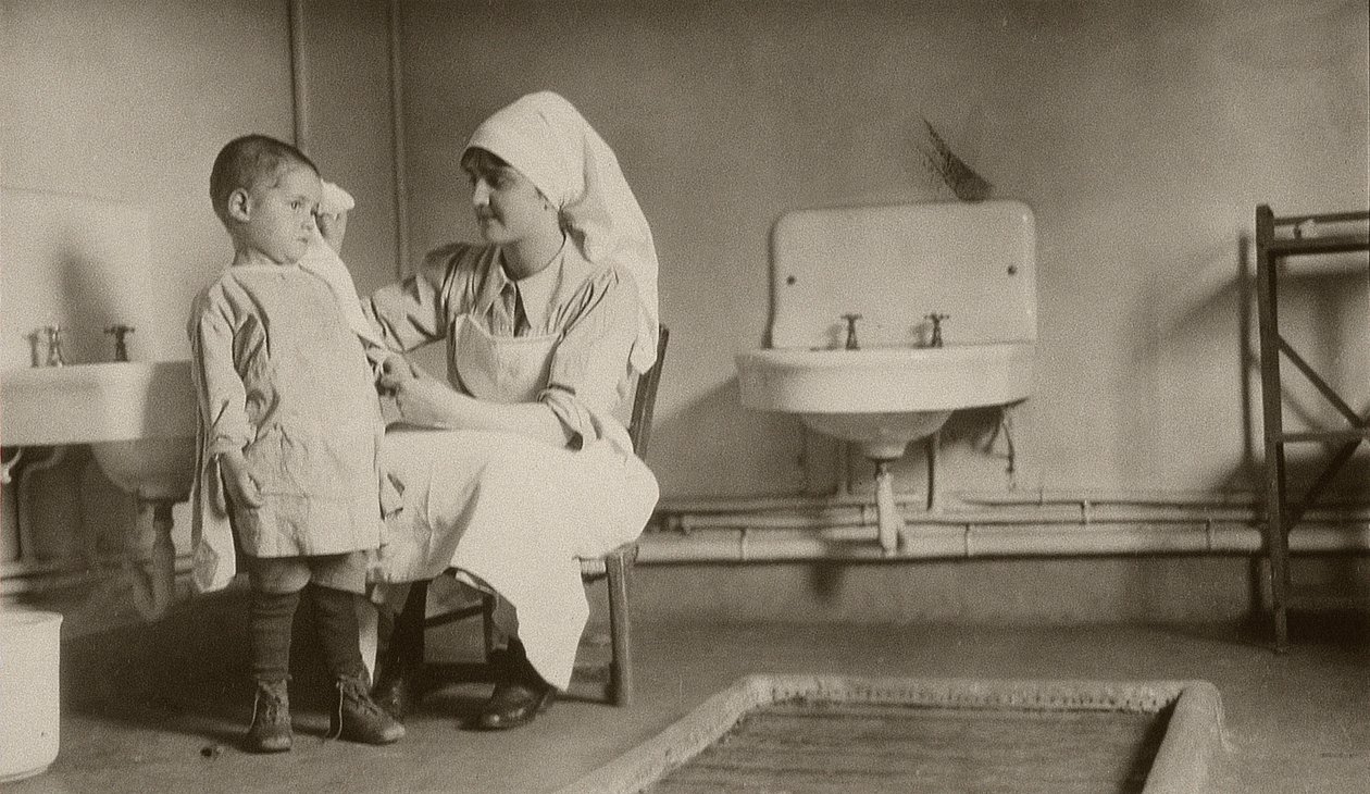 Pielęgniarka opiekująca się chorym dzieckiem w koloniach Passay i Saint-Quentin dla uchodźców i sierot, 1919 autorstwa American Photographer