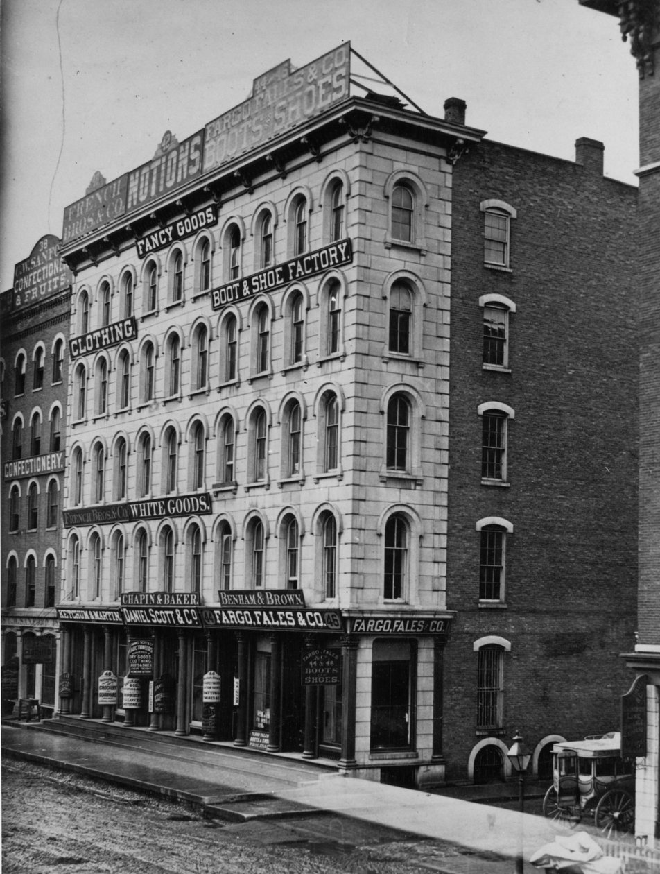 Witryny sklepowe przy 40-46 Randolph Street, Chicago, c.1869 autorstwa American Photographer